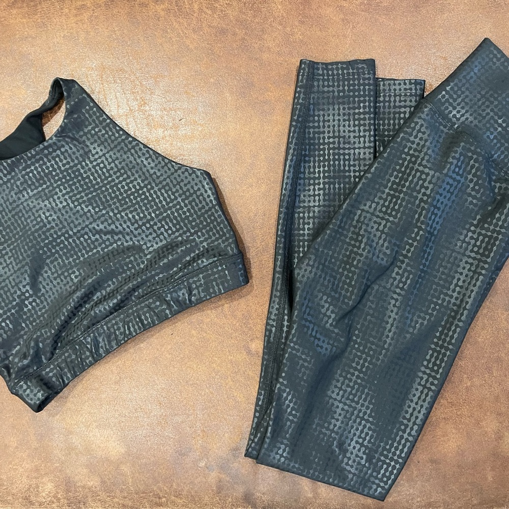 Peloton apparel show up foil legging & sports bra in size small